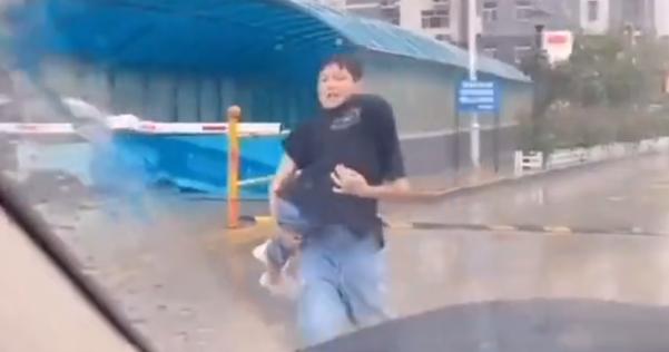 【動画】妹が濡れないよう車まで庇うお兄ちゃんが微笑ましい