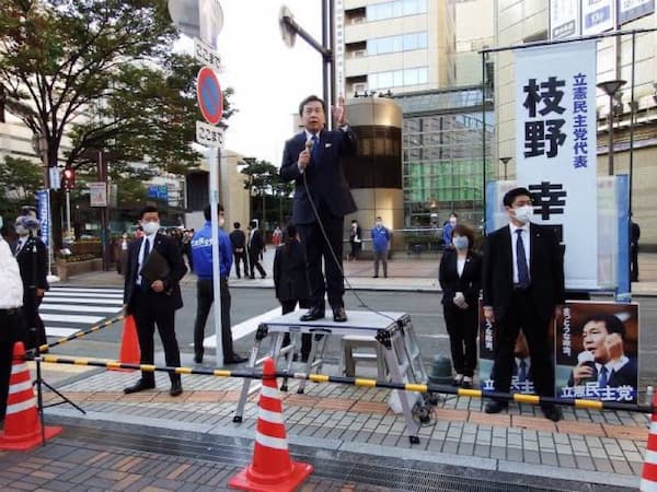 立憲民主党・枝野幸男代表、点字ブロックの上で選挙演説をしてしまう・・・