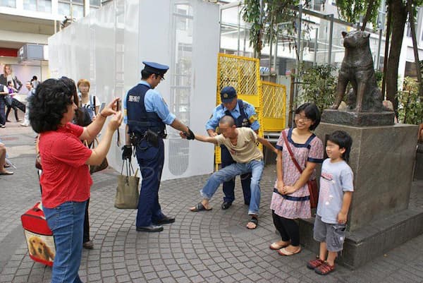 情報量の多い画像まとめ：ハチ公の像前で記念撮影をしている隣で警察に連行されようとする男