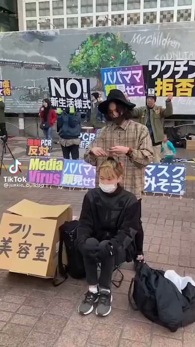 情報量の多い画像まとめ：渋谷駅前のマスクデモの前でフリー美容室