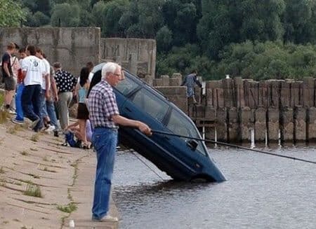 情報量の多い画像まとめ：釣りをしている老人の横で車が川に飛び込む