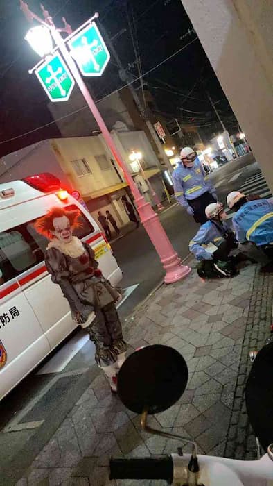 情報量の多い画像まとめ：救急車とその前に立つペニーワイズ