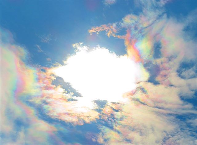 神秘的で奇跡を感じる写真・画像まとめ：巨大な彩雲