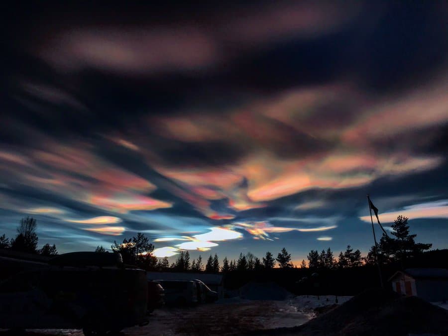 神秘的で奇跡を感じる写真・画像まとめ：幻想的な彩雲