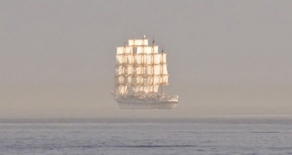 神秘的で奇跡を感じる写真・画像まとめ：帆船の蜃気楼