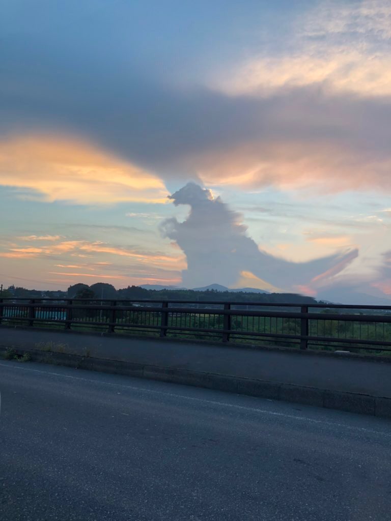 神秘的で奇跡を感じる写真・画像まとめ：ゴジラの雲