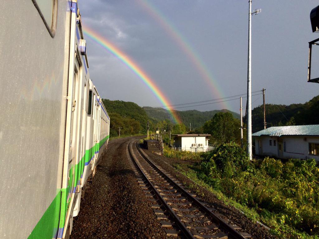 神秘的で奇跡を感じる写真・画像まとめ：虹をくぐった電車