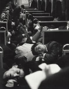 昭和の電車の車内風景まとめ：昭和時代の国鉄夜行列車（1964年早朝）の様子