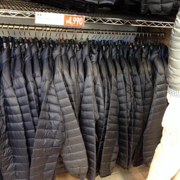 店員さんの誤発注、やらかしエピソードまとめ：ユニクロのダウンジャケットを着てユニクロへ来て他の上着を試着していたら店員に自分のダウンジャケットを陳列棚に入れられた