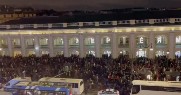 ロシアのサンクトペテルブルクで反戦デモが発生！ロシア市民内ではこの戦争を支持する人は多くはなさそう