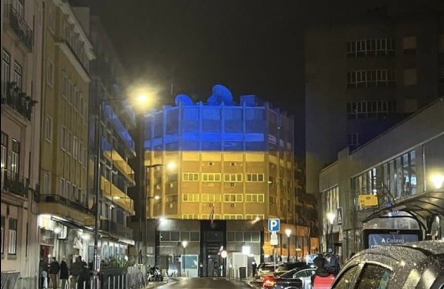 ロシア大使館さん、近隣住民によって勝手にプロジェクションマッピングでウクライナ色に染められる