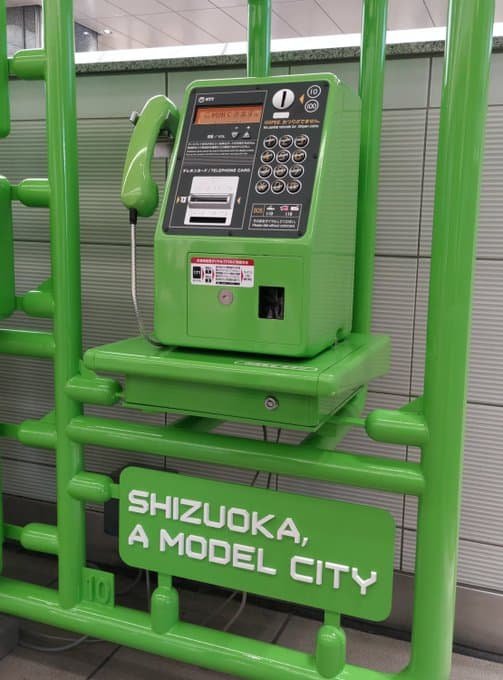 静岡市プラモデル化計画の一環として公衆電話をモチーフにしたタミヤの「プラモニュメント」が設置される