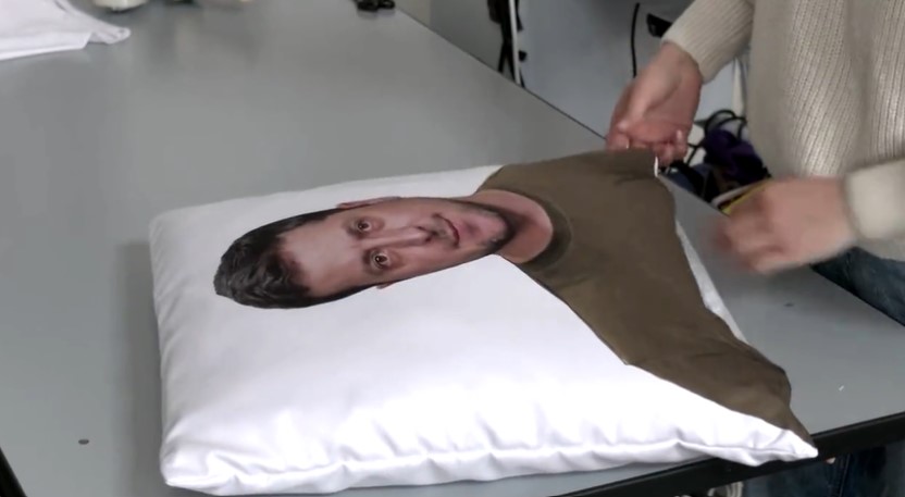 「ゼレンスキー枕（実物大サイズ）」が生産され販売されてしまうｗｗｗ：