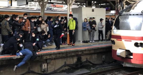 八王子駅で撮り鉄が線路から転落をして、非常停止ボタン扱いとなってしまう・・・・