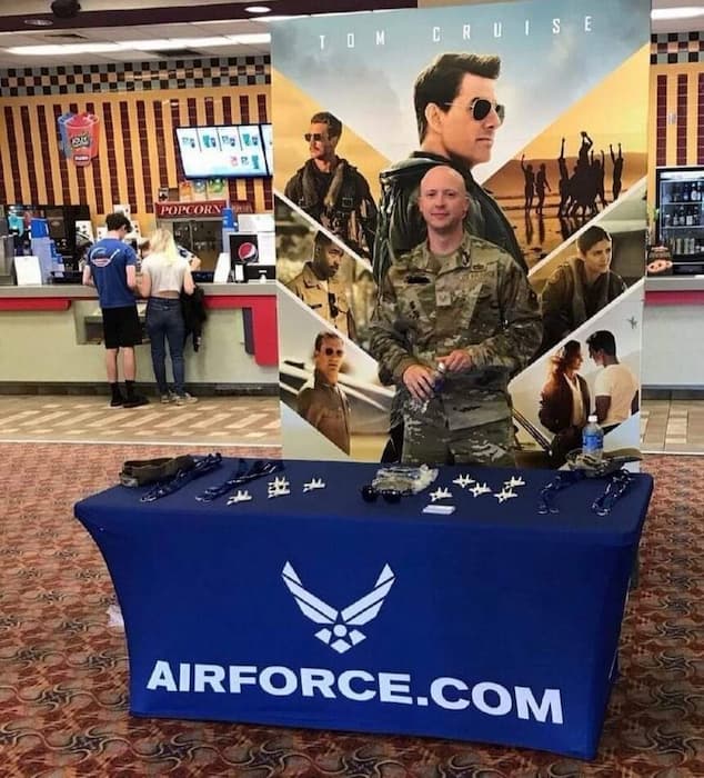 アメリカ空軍さん、トップガン マーヴェリックに便乗して映画館で採用活動をしてしまうｗｗｗ