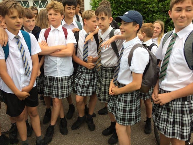 【スカートの抗議】イギリスで、半ズボンを履きたい訴えを却下した学校に抗議してスカートを履いて登校した男子学生がカッコいい！