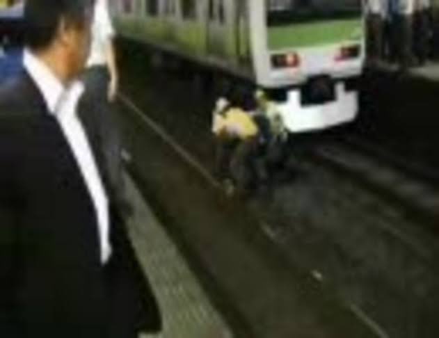 東新宿駅で男が暴れた事件の犯人の顔画像やFacebookやTwitterやインスタは？