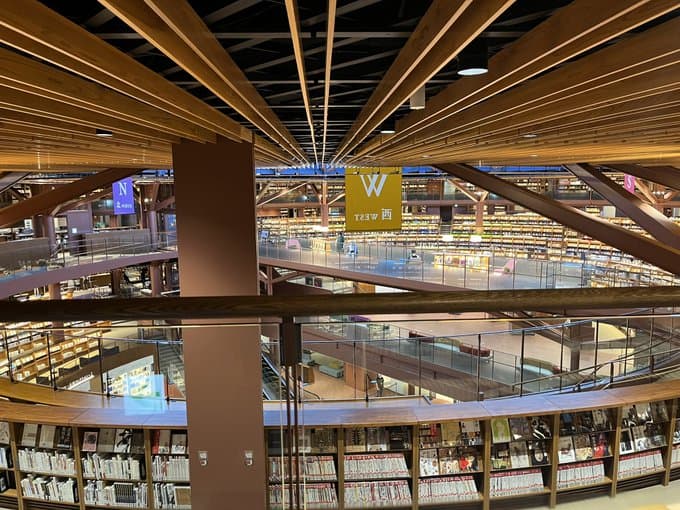 石川県立図書館が映画やゲームに出てくる魔法図書館のような美しさ