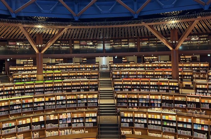 石川県立図書館が映画やゲームに出てくる魔法図書館のような美しさ