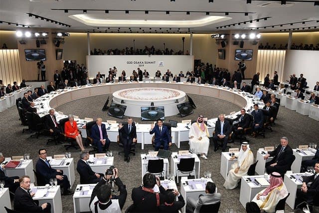 安倍元総理を中央にトランプ元大統領と習近平が並ぶ。これ合成じゃないんだよね。凄い写真だよ