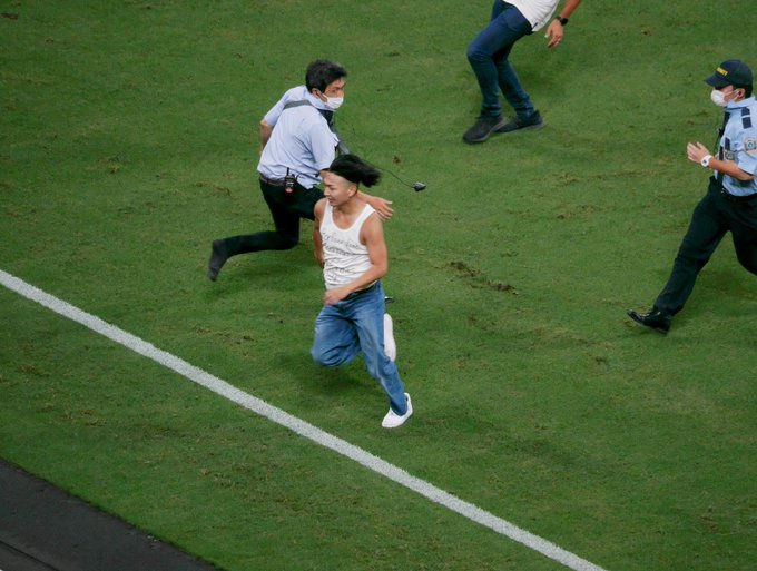 アイシールド高橋さん、PSGと川崎Fの試合でアイシールド21ばりのデビルバットゴーストで警備員を振り切りピッチにトライしてしまうｗｗｗ