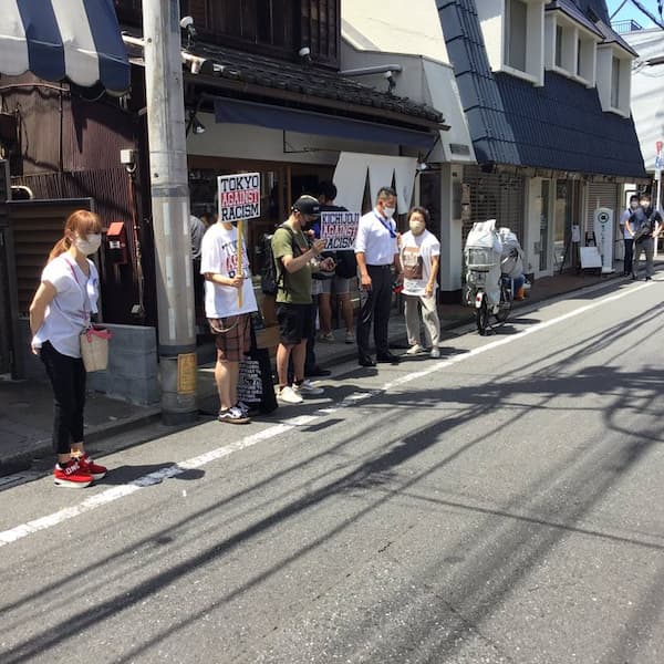 外国人住民投票権に反対した「金井米穀店」の店舗前での執拗な抗議活動は、威力業務妨害との指摘がある