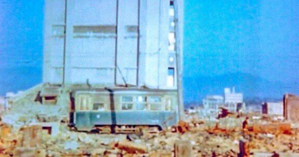 広島の原爆投下から数日後の写真。何がすごいって、市電が走っている