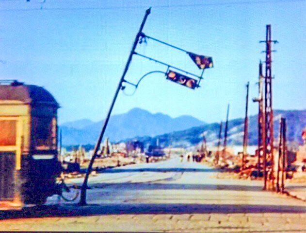 広島の原爆投下から数日後の写真。何がすごいって、市電が走っている