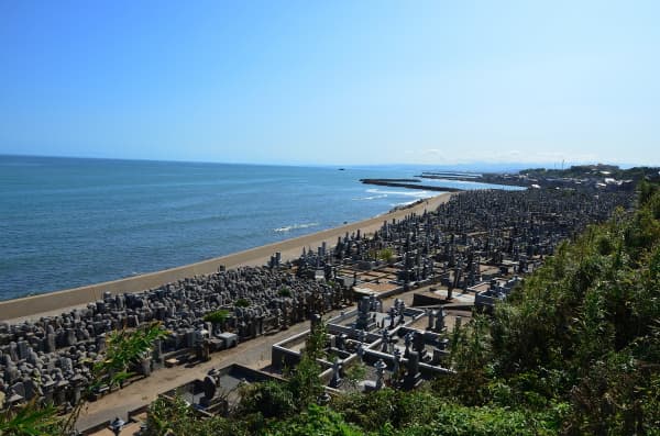 日本人の死生観は、「海辺に住む者と山手に住む者では全然別の死生観で動いている」ので把握しずらい：鳥取県の花見潟墓地