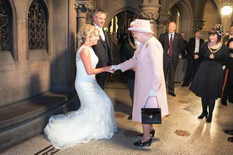 エリザベス女王のエピソードで一番面白いのが、臣民がふざけて自分の結婚式に招待したら、ふざけて女王が出席してしまった話