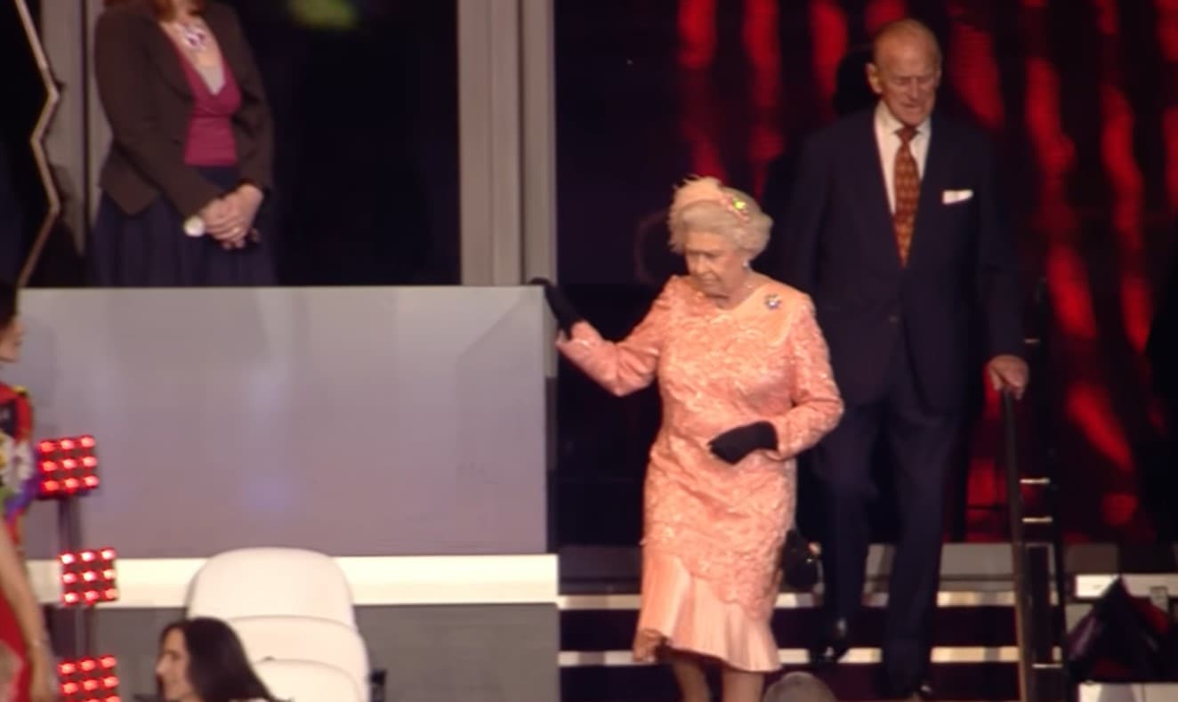 エリザベス女王が007のジェームズ・ボンドと共演しスカイダイビングしたロンドン五輪の開会式動画は一生忘れない