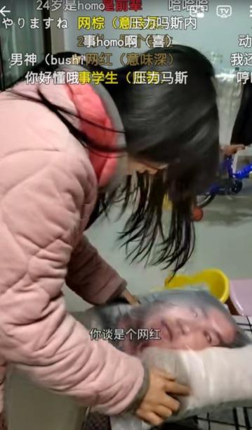 野獣先輩のクッション（通称悪臭抱枕）、中国で流行ってしまうｗｗｗ