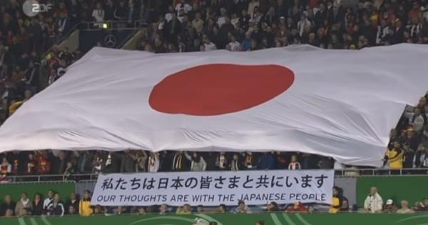 「私たちは日本の皆さまと共にいます」東日本大地震後のユーロ予選。 ドイツ代表のサポーターは横断幕で日本人を励ますメッセージをくれていた