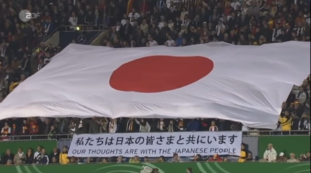 「私たちは日本の皆さまと共にいます」東日本大地震後のユーロ予選。 ドイツ代表のサポーターは横断幕で日本人を励ますメッセージをくれていた