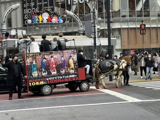 渋谷で街宣馬車を走らせたアイドルユニット『ロゼオセロ』って何者？