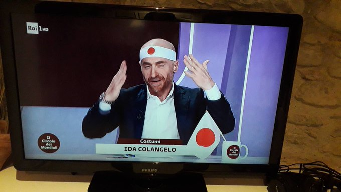 イタリアの公共放送のキャスターが鉢巻と日の丸の旗で日本を応援しドイツを煽るｗｗｗ