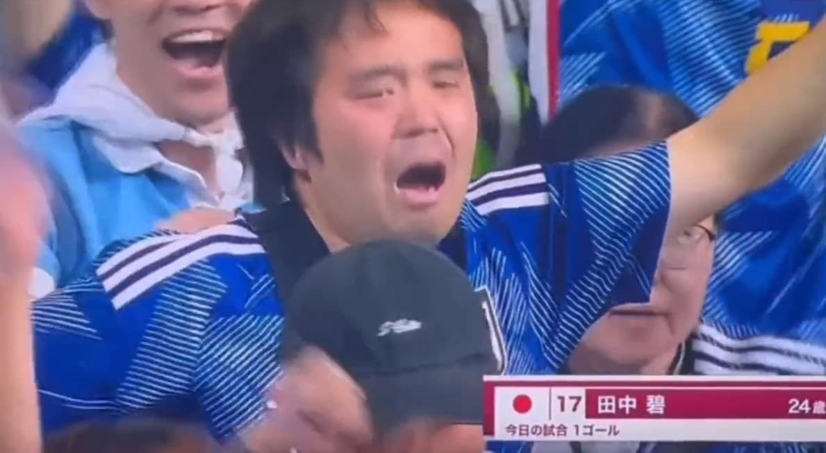 日本対スペイン戦の決勝ゴールで本田圭佑に「まだ泣くの早いて」 と言われた男性サポーターの名前や職業は？