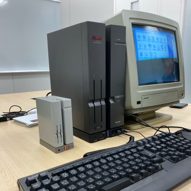 【X68000Z】SHARAP公式「いまからしばらく古い話をします・・・それをパソコンと呼ぶかどうかすら定かでなかった35年前、ブラウン管のモニターの前で」