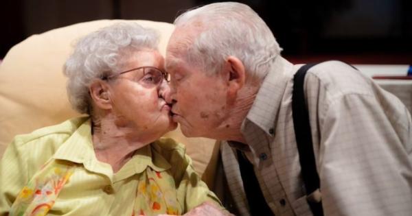 【アメリカ】100歳の夫婦、手をつないだまま20時間差で息を引き取る