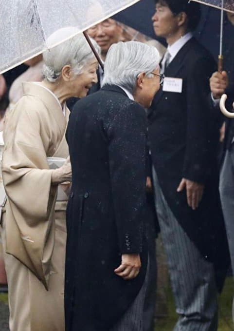美智子様を雨から守るため右肩をずぶ濡れにする上皇陛下が男の中の男すぎる！
