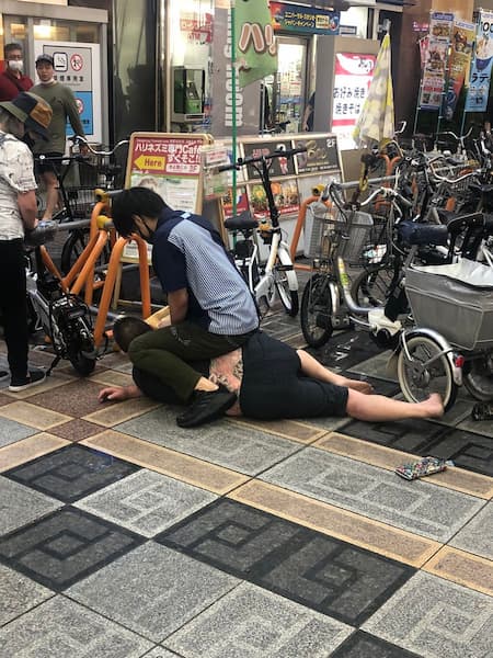大阪難波のローソン店員が入れ墨の輩を取り押さたのが「リアルつよし」すぎるｗｗｗ