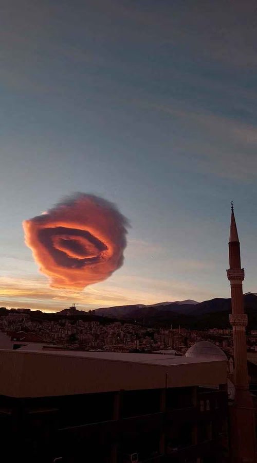 心が汚れていると別のものに見えるトルコの巨大ピンク雲