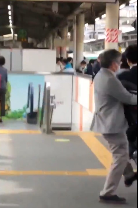 JR赤羽駅で女子高生が追いかける痴漢を転倒させた男性がナイスアシストすぎる！【動画有】