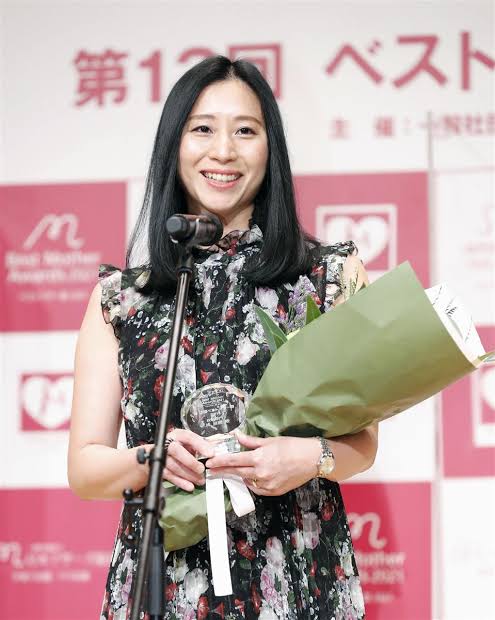 三浦瑠麗さん、篠田麻里子さんと同時にベストマザー賞2021を受賞していた