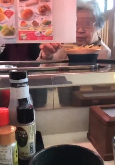 回転寿司でポテトを「1本つまみ食い」する高齢者（動画有）