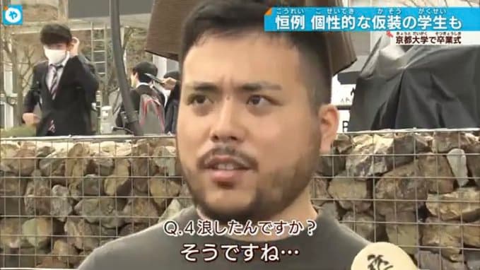 京都大学の卒業式にゼレンスキーのコスプレをした男性現れる。名前は「あみき」さんで4浪であることが判明！