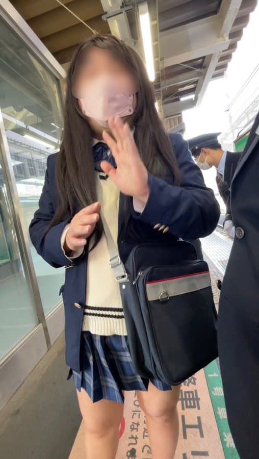 埼京線板橋駅でJKの制服で女装したおじさんが痴漢で捕まる・・・