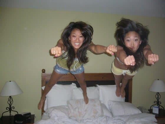 ベッドの上で飛び跳ねる2人の女性の別バージョン（スーパーマン）もある