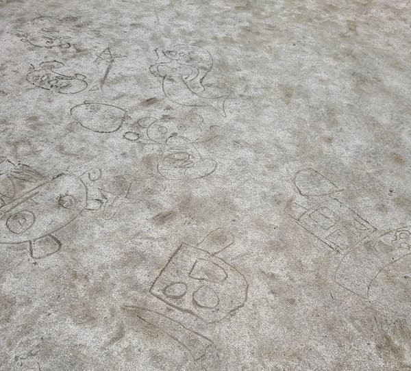 フェミニスト綾野辻子さん、公園の砂場での子供の落書きに「小さい子供にまでジェンダーバイアスが刷り込まれてる」と絶望してしまう