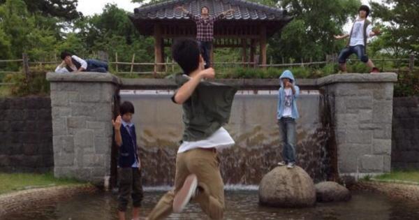 「たった一人で立ち向かう勇者 in 鶴岡公園」の初出や元ネタや場所は？コラや2次創作画像も紹介！